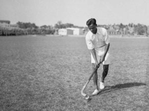 dhyan-chand-dribbling
